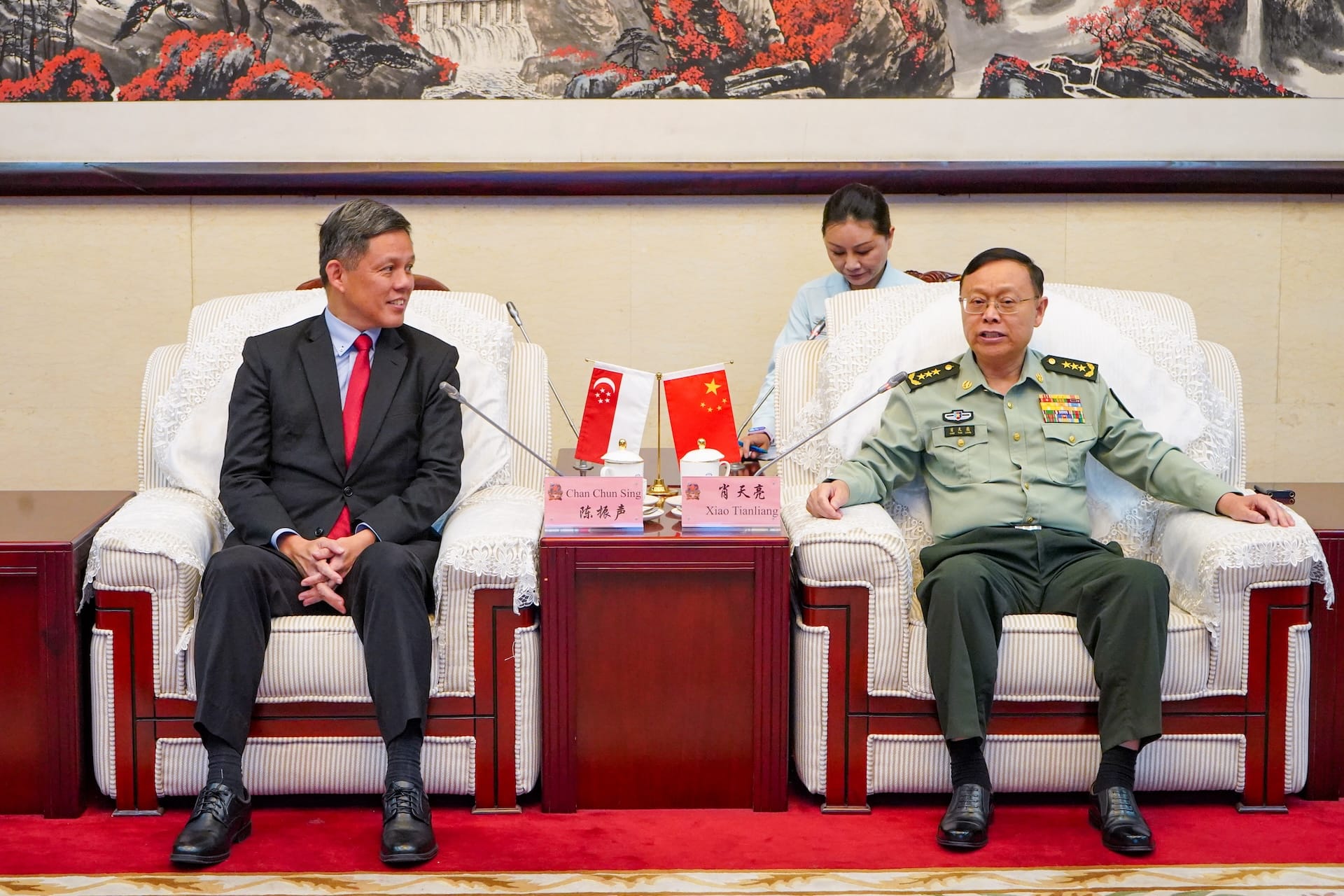 PLA NDU President GEN Xiao Tianliang (right) called on Mr Chan (left).